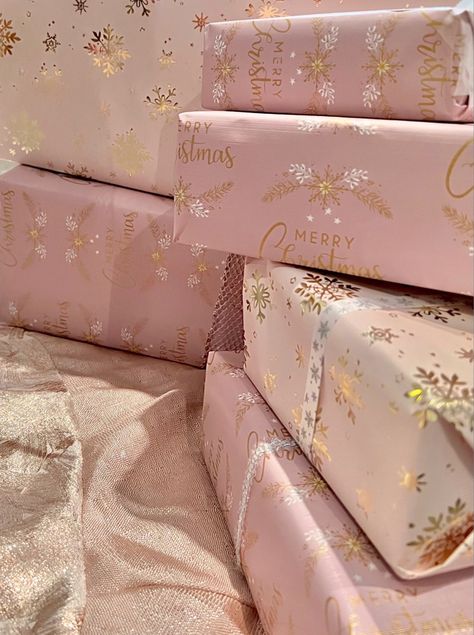 Natal, Pink Christmas List Ideas, Pink Christmas Tree Skirt, Girly Christmas Wrapping Paper, Pink Girly Christmas Aesthetic, Pink Christmas Aesthetic Decor, Pink And White Christmas Aesthetic, Im Dreaming Of A Pink Christmas, Pink Christmas Decorations Ideas