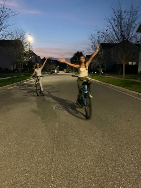 Summer Bike Ride, Aesthetic Bike, Night Bike, Night Bike Ride, Summer Bike, Bike Aesthetic, Poses Photo, Summer Plans, Summer Goals