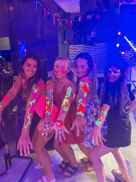 Pool Party Rave Outfit, Backyard Rave Party, Neon Slumber Party Ideas, Glow Party Pictures, Full Moon Birthday Party, Glow Bday Party, Glow Party Hairstyles, Neon Birthday Party Pool, Black Light Pool Party