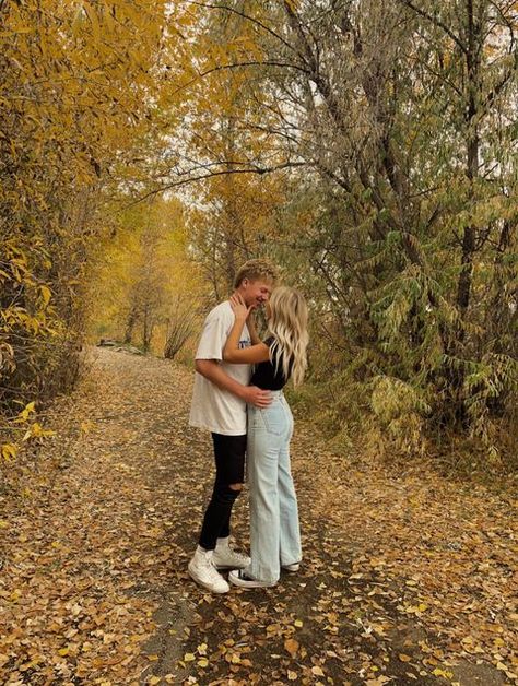 Fall Couple Photos Aesthetic, Instagram Poses Couple, Boyfriend Fall Aesthetic, Cute Poses For Pictures Couple, Fall Bf And Gf Pics, Couple Fall Picture Ideas, Granola Boyfriend Aesthetic, Couple Fall Pics, Cute Couple Fall Pictures