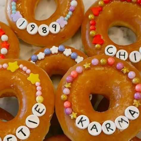 Rachel Anderson on Instagram: "Donuts✨(Taylor’s Version) “So make the friendship bracelets, take the moment and TASTE it.” Are you ready for it? It’s Taylor Swift’s birthday, so I am celebrating with friendship bracelet donuts🍩. All you need is glazed donuts, Smarties candy, honey, an edible color marker, and sprinkles. I used a little bit of honey so the sprinkles wouldn’t fall off, but you could also use frosting. Hope you enjoy! Hope these donuts will never go out of style😉 #erastour #erastourmovie #taylorswift #donuts #krispykreme #taylornation #friendshipbracelet #taylorswiftlyrics #foodies #foodcreator #taylorswiftconcert #swiftie #karma #taylorsversion" Essen, Taylor Swift Donut Ideas, Edible Friendship Bracelet, Taylor Swift Appetizer Ideas, Taylor Swift Friendship Bracelet Cake, Friendship Bracelet Cake, Taylor Swift 13th Birthday Party Ideas, Taylor Swift Party Food Ideas, Taylor Swift Snacks