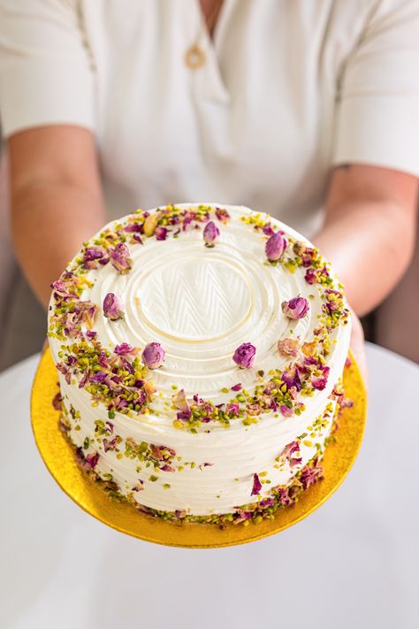 Essen, Rose Petal Wedding Cake, Rose Pistachio Cake Design, Rose And Pistachio Cake, Pistachio Wedding Cake, Pistachio Cake Design, Pretty Cheesecake, Rose Pistachio Cake, Cake With Dried Flowers