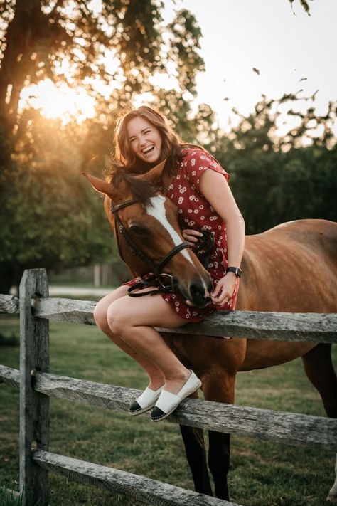 Standing On Horse Pictures, Senior Portrait With Horse, People And Horses Photography, Equestrian Photography Ideas, Horse And People Photography, Horse And Rider Photography Photo Shoots, Riding Horse Photoshoot, Horse Rider Photography, Horse Field Photoshoot