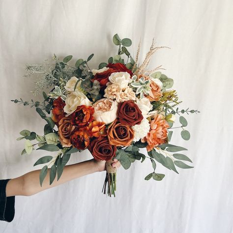 Rust Bridesmaids, Terracotta Bridal Bouquet, Terracotta Bouquet, Orange Bridal Bouquet, Small Bridal Bouquets, Ranunculus Bouquet, Bridal Bouquet Summer, Wedding Headwear, Orange Bouquets