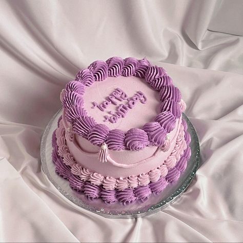 Vintage Birthday Cakes Circle, Aesthetic Cake Circle, Lilac Cake Aesthetic, Small Circle Cake, Vintage Cake Circle, Circle Birthday Cake Aesthetic, Vintage Cake Round, Circle Vintage Cake, Bento Cake Purple