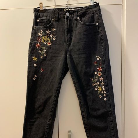 Black denim floral embroidered GARAGE mom jeans Black Jeans With Patches, Black Denim Embroidery, Black Embroidered Jeans, Floral Embroidery Jeans, Black Jean Embroidery, Embroidered Black Jeans, Embroidery On Black Jeans, Black Jeans Painting, Painting On Black Jeans