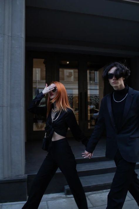 Couple, ideas, paparazzi, suit. Aesthetic. Rockstar Couple Photoshoot, Bad Couple Poses, Paparazzi Shoot Ideas, Paparazzi Celebrity Couple Aesthetic, Papparazi Aesthetic Photoshoot, Paparazzi Aesthetic Couple, Paparazzi Couple Photos, Rock Couple Photoshoot, Papparazi Couple Photos