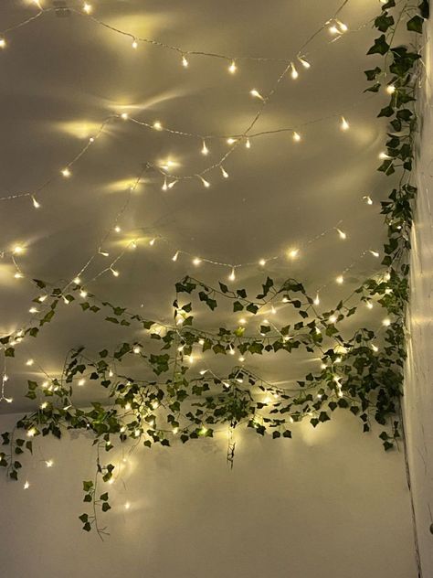 Fairy Lights Room Decor Ideas, Fairy Lights Cute, Fairie Lights Bedroom, Fairy Lights Inspiration, Fairy Lights Along Ceiling, Twinkle Lights Behind Bed, Dark Fairy Room Bedroom Ideas, Fairy Den Room, Cute Bedroom Fairy Lights