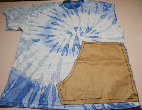 Shorts from a t-shirt. Use Donny's old plain white tees and make some sleep shorts :D Upcycle Old Tee Shirts, Shorts From T Shirt, Shorts Diy Sew, Sleep Shorts Pattern, Old Tshirt Ideas Refashioning, Cut Hoodies, Cut Up Shirts, Sewing Shorts, Upcycle Clothes Diy