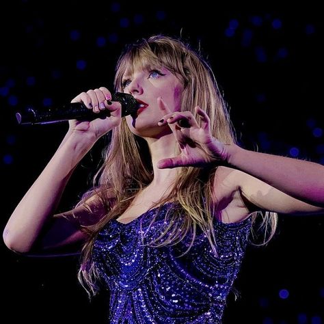 taylor swift | midnights | dark blue | icon | aesthetic | cool | background | bejeweled | music video | eras tour Divas Pop, Taylor Swift Singing, Taylor Swift Fotos, Taylor Swift Cute, Music On Spotify, Swift Tour, Estilo Taylor Swift, Taylor Swift Posters, Swift Photo