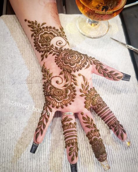 Henna Designs Palm Full, Henna Designs Palm Indian, Traditional Henna Designs Palm, Eid Henna Palm, Henna On Palm Of Hand, Mendhi Palm Design, Henna Inside Palm, Inside Hand Mehndi, Mehendi Designs For Hands Unique Palm
