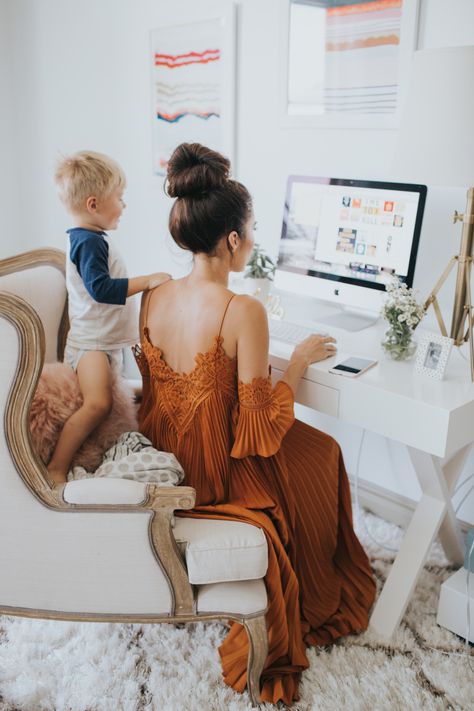 Closet Turned Office, Fii Puternic, Moms Goals, Family Shoot, Hello Fashion, Branding Photoshoot, Jolie Photo, Family Goals, Working Moms