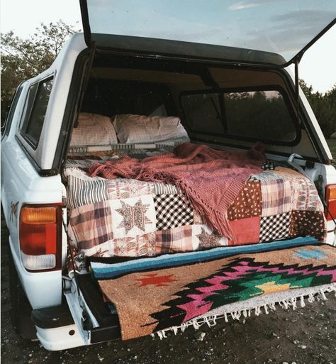 Sleep under the stars! I legit am going to do this out of the back of my hilux Auto Camping, Truck Bed Date, Escape Car, Sleep Under The Stars, Truck Bed Camping, Truck Bed Camper, Suv Camping, Camping Aesthetic, Camping Photography