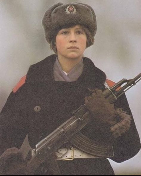 Female Soviet guard Is photographed while guarding a WWII monument in the Town of Irkutsk 1980s - 9GAG Soviet Union Aesthetic, Kgb Soviet, Soviet Women, Soviet Aesthetic, Soviet Soldier, Soviet Spy, Post Soviet, Back In The Ussr, Union Soldiers