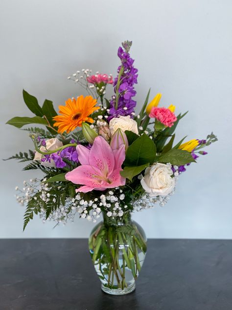 Pink Flower Vases, Carnation Arrangements Simple, Glass Vase Arrangements, Easy Flower Arrangements, Bud Vases Arrangements, Purple Flower Arrangements, Orange Gerbera, Tulips Pink, Purple Carnations