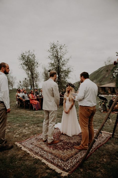 If bohemian camp vibes are your thing, you're going to love this outdoor wedding at Wind Wolves Preserve that features DIY tents for the bride and groom. Wedding Ceremony Ideas, Diy Wedding Outdoor, Small Bohemian Wedding, Diy Small Wedding, Small Outdoor Wedding Ceremony, Diy Alter, Small Outdoor Wedding, Backyard Wedding Ceremony, Wedding Alters