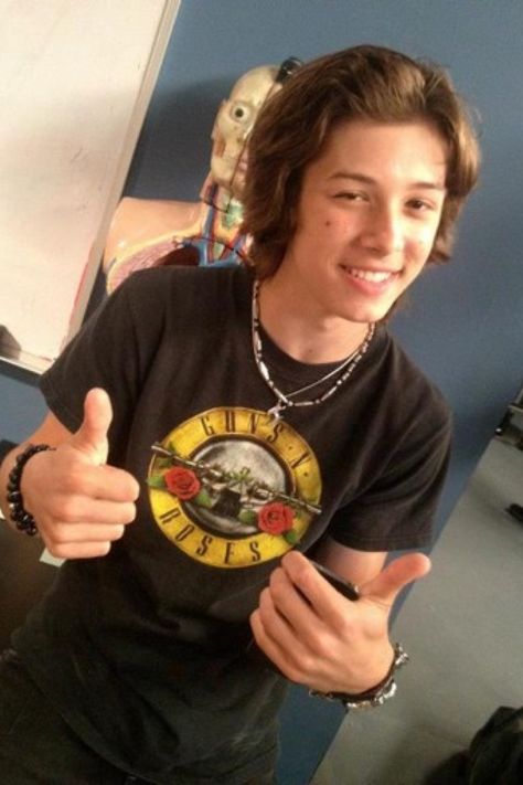 Leo Howard too cute can't deal just died. Old Disney, Leo Howard Kickin It, Kickin It Cast, Jack Brewer, Jack Howard, Leo Howard, Disney Boys, Celeb Crushes, Attractive Guys