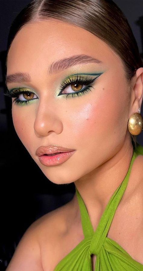 Makeup Brown Eyes Colorful, Color Makeup For Brown Eyes, Makeup Looks Colorful Easy, Eyeshadow Looks 2024, Green And Brown Makeup Looks, Prom Makeup Emerald Green, Brown Eyes Makeup Colors, Red And Green Makeup Looks, Green Makeup Brown Eyes