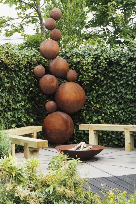 10 stylish ideas for a shady garden corner #middlesizedgarden Metal Plants Landscaping, Sculpture Garden Architecture, Garden Corner Ideas Landscaping, Diy Garden Sculpture Ideas, Modern Garden Sculpture, Garden Corner Ideas, Gardening Design Diy, Shady Garden, Recycled Garden Art