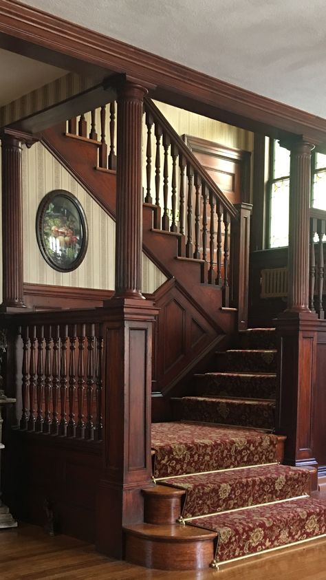 Simple Victorian House Interiors, Original Victorian Interiors, Victorian Houses Aesthetic, Edwardian House Aesthetic, Victorian Home Staircase, 1880s Home Victorian Interiors, Victorian Homes Entryway, Restored Victorian Homes Interior Design, Antique Houses Interior