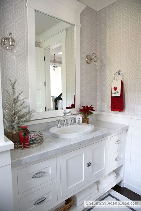 Holiday Bathroom, Cabinets Gray, Powder Bathroom, Bathrooms Ideas, City Christmas, Christmas Bathroom Decor, Christmas Bathroom, Gray Bathroom, Christmas Decorations Bedroom