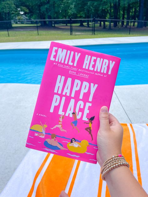 Preppy Books To Read, Preppy Library, Preppy Person, Preppy Books, Summer Beach Books, Kindle Girlie, Happy Place Emily Henry, Reading By The Pool, Bracelets Preppy