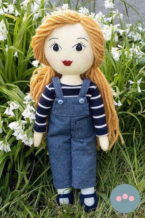 These Adorable DIY Dolls that you can Make Yourself are the perfect gift for a little girl or boy you know! Don't forget to make clothes & accessories to match! How To Make A Doll, Rag Doll Hair, Handmade Dolls Patterns, Soft Sculpted Doll, Rag Doll Tutorial, Diy Rag Dolls, Cadeau Parents, Doll Making Patterns, Fabric Doll Pattern