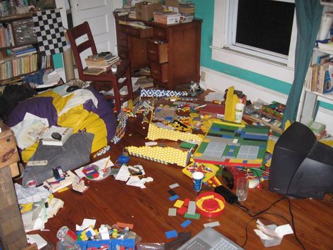 How to Clean Up a Really Messy Room Messy Kids Room, Lego Room Ideas, Messy Bedroom, Clean Your House, Clean Cleaning, Messy House, Messy Kids, Clean Sweep, Kids Cleaning