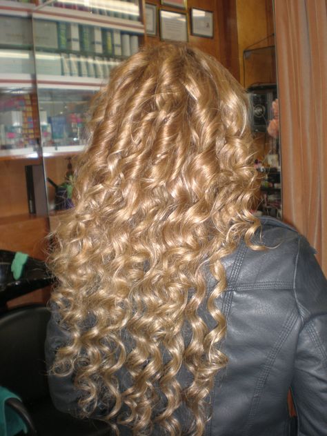 Curls!! Curling Blonde Hair, Long Curly Blonde Hair Aesthetic, Glossy Curly Hair, Blonde Curls Aesthetic, Curly Golden Hair, Gold Curly Hair, Silky Curly Hair, Brazilian Curls, Blonde Long Curly Hair