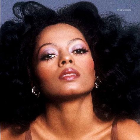 Barbie Transformation, Diana Ross 70s, 70s Disco Makeup, Black Hollywood Glamour, 1970s Makeup, 70s Black Women, Daily Nail Art, Mode Disco, Look Disco