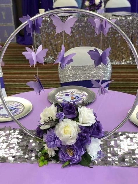Floral Hoop Centerpiece Wedding, Butterfly Wedding Centerpieces, Diy Floral Hoop, Floral Hoop Wedding, Purple Quinceanera Theme, Centerpieces Quinceanera, Butterfly Baby Shower Decorations, Butterfly Themed Birthday Party, Butterfly Theme Party