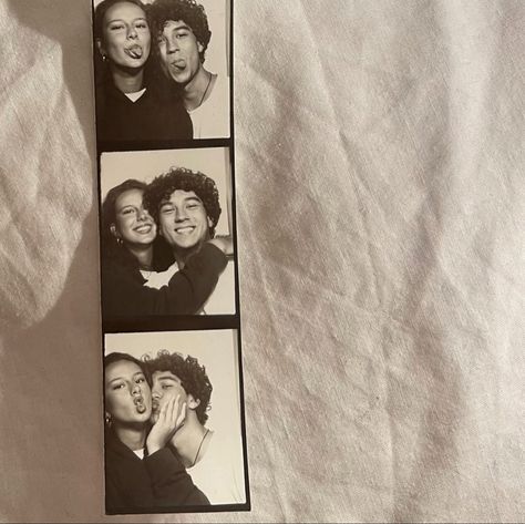 Photo Booth Boyfriend, Film Pictures Aesthetic Couple, Aesthetic Photobooth Ideas, Photo Booth Ideas Couple, Couple Asthetics Picture, Photo Booth Couple Pictures, Photobooth Ideas Poses Couple, Photo Booth Couple, Polaroid Couple