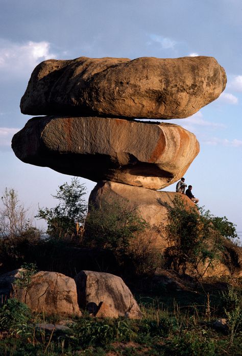 balanced rock- Epworth, Zimbabwe Balancing Rocks, Rock Balancing, Balanced Rock, Matka Natura, Voodoo Spells, Standing Stone, Natural Rock, Rock Formations, Natural Phenomena