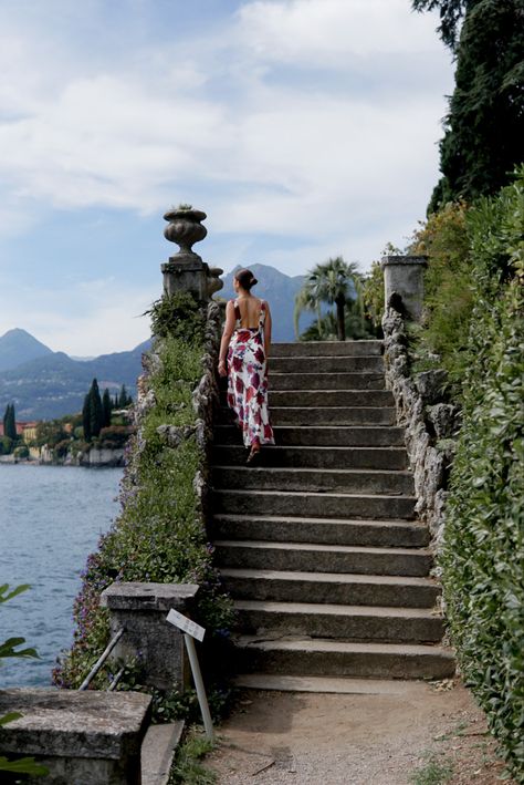 Como Italy Photo Ideas, Lake Como Italy Photo Ideas, Lake Como Outfit Ideas, Como Lake Outfit, Lake Como Dress, Lake Como Picture Ideas, Italy Pictures Aesthetic, Lake Como Instagram Pictures, Lake Como Outfit Spring