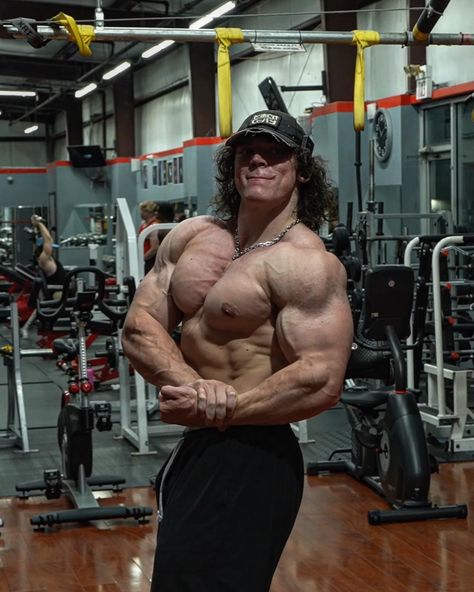 Shizzylifts Gym, Sam Sulek Aesthetics, Sam Sulek Physique Wallpaper, Sam Sulek Wallpaper, Sam Sulek Physique, Sam Sulek Pfps, Bodybuilder Pose, Posing Bodybuilding, Poses Gym