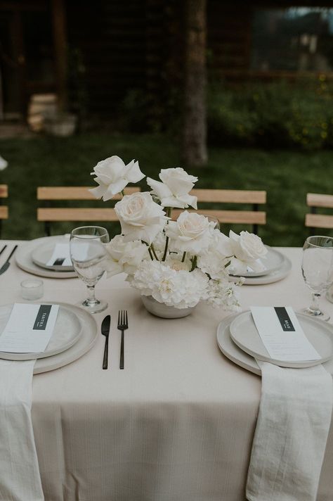 Minimal Clean Wedding Decor, Modern Centerpieces Wedding Round Table, Ivory And White Table Setting, Minimalist White Rose Centerpiece, White Tablecloths Wedding, All White Round Table Wedding, Neutral Modern Wedding Decor, Monochromatic Table Setting, White Tablecloth Tablescape