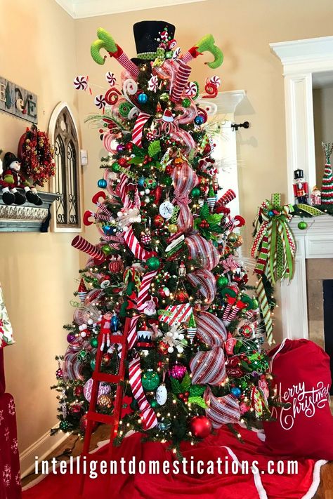 Natal, Christmas Tree With Snowman Hat Topper, Easy Christmas Tree Themes, Elf On The Shelf Christmas Tree, Snowman Themed Christmas Tree, Snowman Christmas Tree Ideas, Snowman Hat Tree Topper, Grinch Christmas Tree Ideas Themed, Snowman Christmas Tree Topper