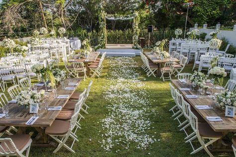 Backyard Reception Decorations, Backyard Wedding Reception Decorations, Cheap Backyard Wedding, Wedding Reception Layout, Backyard Wedding Decorations, Reception Layout, Backyard Wedding Ceremony, Backyard Reception, Wedding Reception Seating