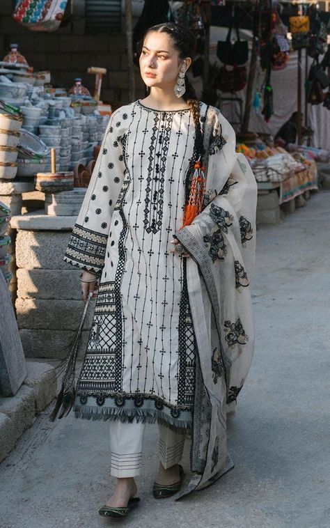 Pengantin India, Dress Traditional, Pakistani Fashion Casual, Pakistani Fashion Party Wear, Pakistani Dresses Casual, Beautiful Pakistani Dresses, Salwar Kamiz, Lawn Dress, Sleeves Designs For Dresses