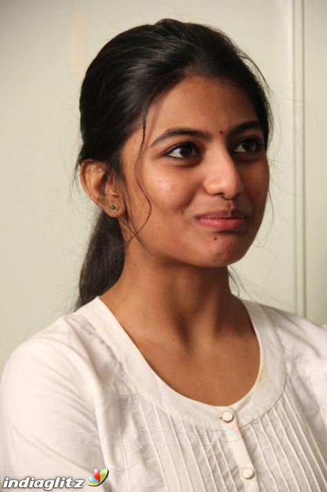 Anandhi Anushka Photos, Indian Natural Beauty, Tamil Cinema, Actress Pics, Tamil Actress, Movie Reviews, South Indian Actress, Indian Beauty Saree, Actress Photos