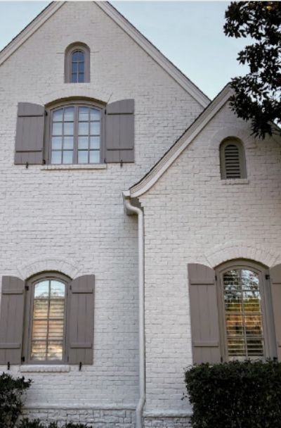 Using white painted brick on our house, and 7 other stunning white brick painted homes and the paint colors they used. White brick never goes out of style! Painted White Brick House, White Brick House, Brick Paint Colors, White Painted Brick, Brick House Exterior Colors, Brick House Designs, White Brick Houses, Painted Brick Exteriors, Chrissy Marie