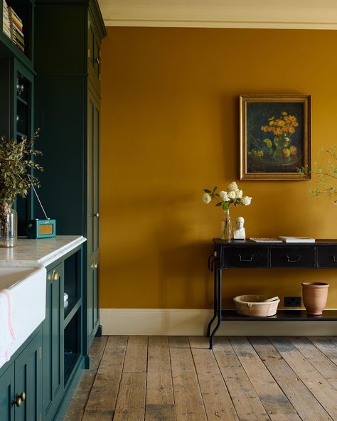 Ochre Dining Room, Mustard Yellow Kitchen, Deur Ensuite, Mustard Living Rooms, Mustard Yellow Kitchens, Mustard Yellow Walls, Mustard Walls, Dark Green Kitchen, Yellow Dining Room