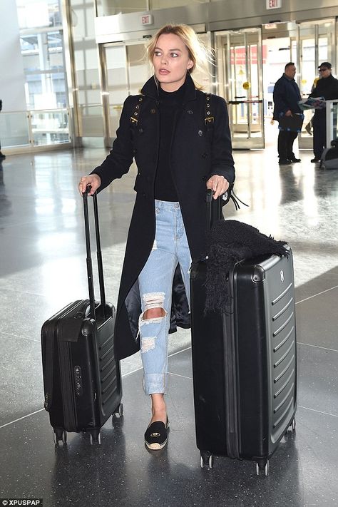Casual Airport Outfit, Airport Attire, Airport Chic, Margot Robbie Style, Air Port Outfit, Outfit Chic, Vintage Mode, Black Turtleneck, Looks Chic