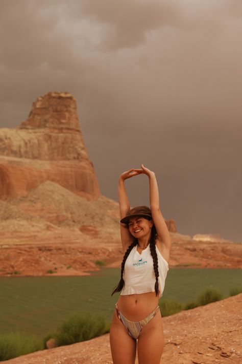 Sedona Aesthetic Outfits, Arizona Road Trip Aesthetic, Lake Powell Photography, Utah Camping Aesthetic, Arizona Aesthetic Pictures, Desert Road Trip Aesthetic, Utah Aesthetic Pictures, Lake Powell Outfits, Lake Powell Picture Ideas