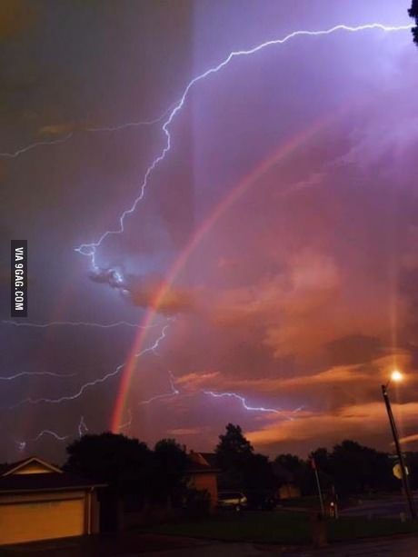 Rainbows and thunder at the same time in texas Iphone Backgrounds, Sky With Lightning, Vapour Wave, Lightning Photography, Drawing Pictures, Natural Disaster, Tapeta Pro Iphone, Images Esthétiques, Pretty Sky