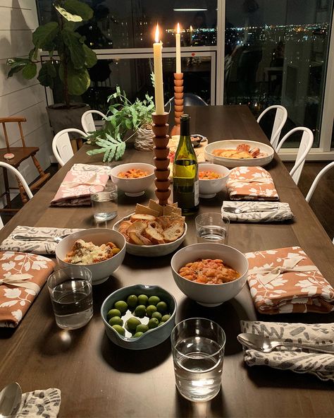 winter survival idea: soup group Essen, Night Out Ideas Friends, Soup Night Party, Dinner Aesthetic Night Home, Dinner At Home Aesthetic, Friends Gathering Ideas, Soup Dinner Party, Soup Party Ideas, Dinner Table Aesthetic