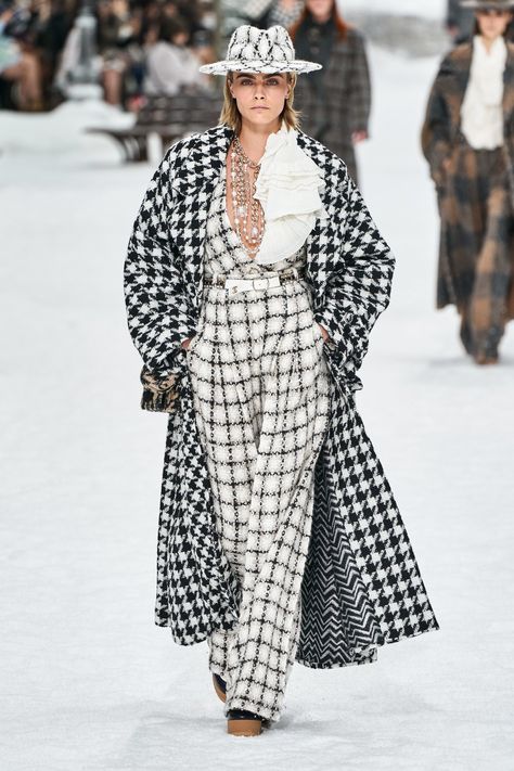 Chanel Fall 2019 Ready-to-Wear Fashion Show Collection: See the complete Chanel Fall 2019 Ready-to-Wear collection. Look 1 Outfit Essentials, Moda Chanel, Fashion Walk, Chanel Fashion Show, Chanel Resort, Chanel Runway, Mode Chanel, Chanel Collection, Moda Paris