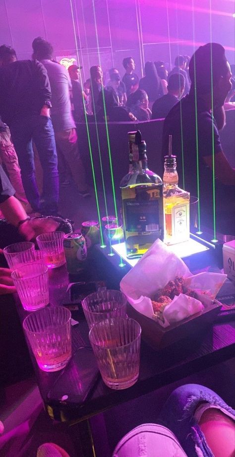 Diskotek Party, Minuman Vodka, Klub Malam, Nightlife Club, Abstract Pencil Drawings, Goddess Aesthetic, Boy Blurred Pic, Instagram Party, Driving Photography