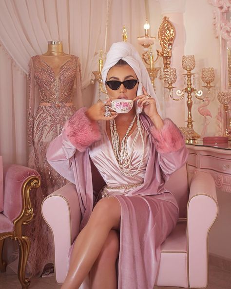 Helly Luv on Instagram: “What’s the tea? 💕☕️ @luvionsalon photo @akam_photography_” Vintage Pink Photoshoot, Ragazza Gangsta, Söpö Kissa, Mode Editorials, Glam Aesthetic, Mode Rose, Rich Girl Aesthetic, Rich Girl Lifestyle, Photoshoot Themes