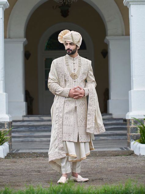 Royal Sherwani For Groom, Sherwani Groom Wedding Classy, Sherwani Groom Wedding Royals, Indian Groom Wear Wedding, Mens Engagement Outfits, Sherwani For Men Wedding Indian Groom, Wedding Outfit For Groom, Wedding Groom Sherwani, Groom Dress For Wedding